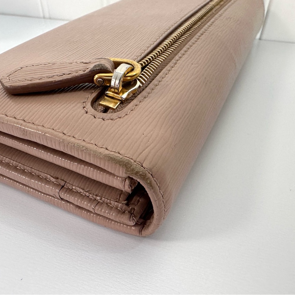 Pre-loved Prada Vitello Move long wallet in the color Cipria with Gold Logo - Picture 6 of 16